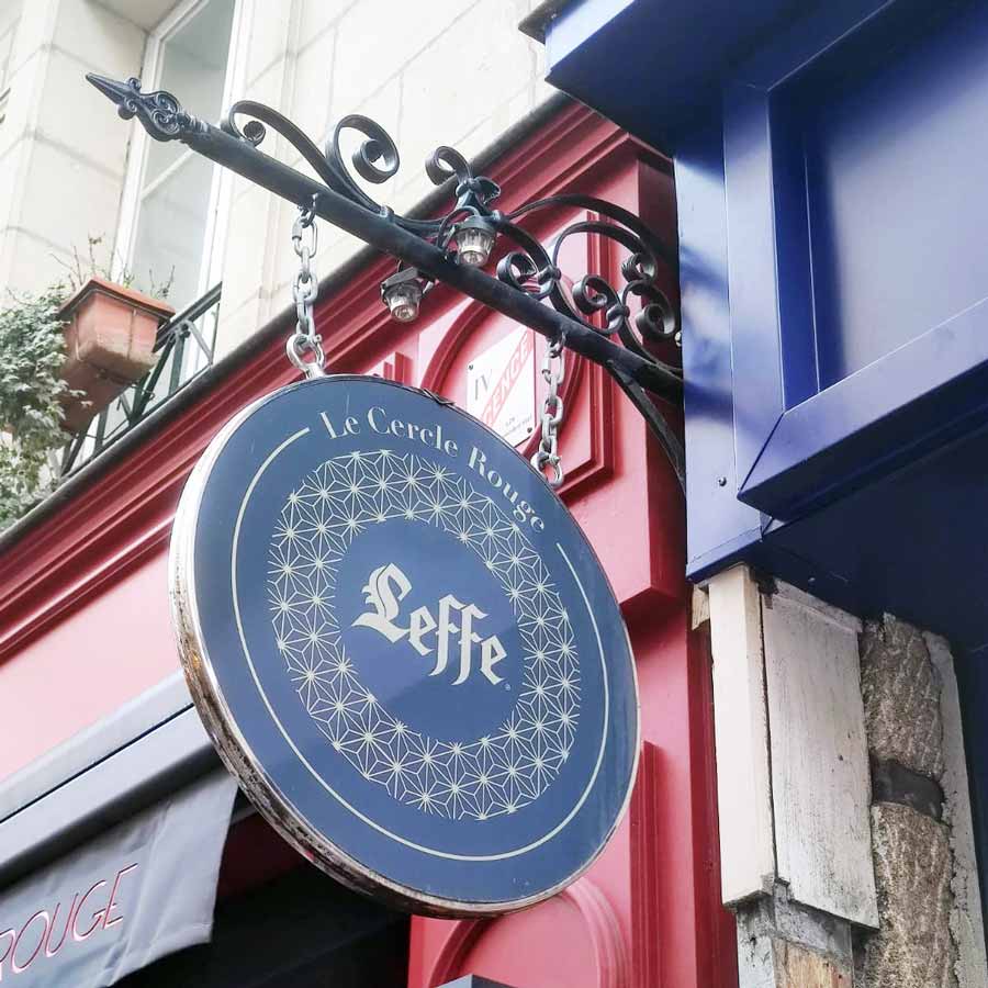 Enseigne émaillée Leffe sur potence Plomeis