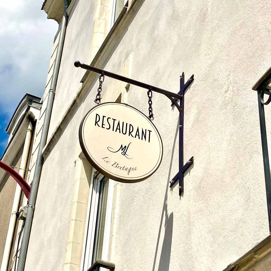 Enseigne émaillée restaurant Le Bretagne - Plomeis
