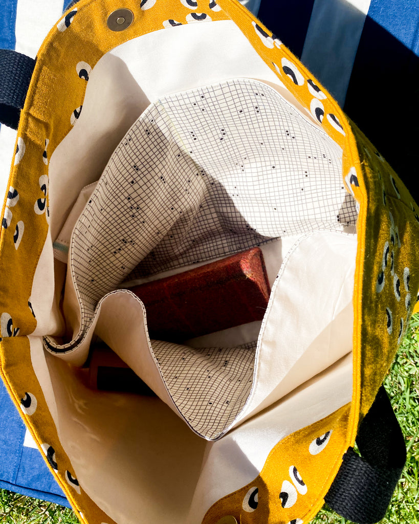 The open tote bag, with pockets on both sides of the inner lining. 