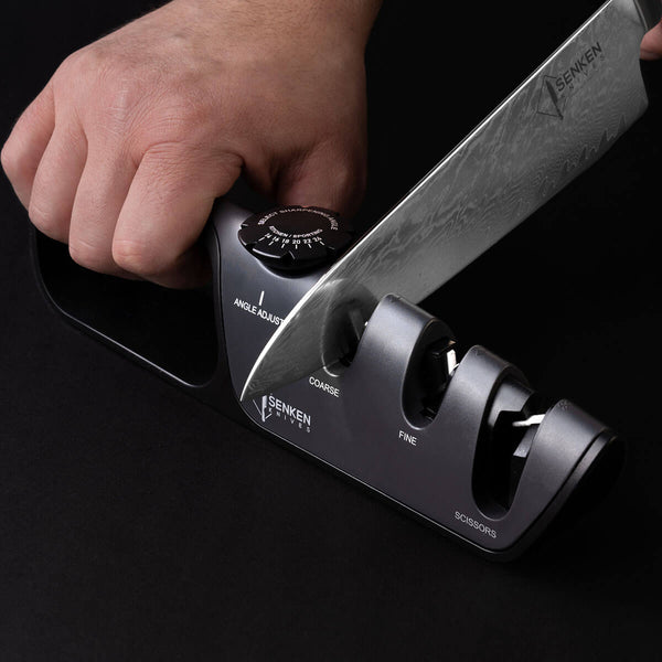 https://cdn.shopify.com/s/files/1/0511/4268/8945/products/AdjustableAngleKnifeSharpenerDARKBGMainImage1200x1200_600x.jpg?v=1675893261