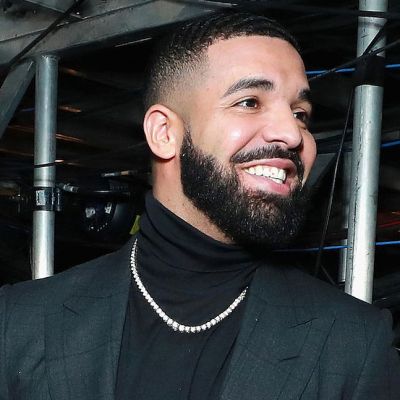 Drake wears a tennis chain
