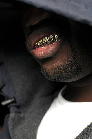 Bouche ouverte avec grillz