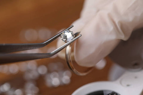 Le processus de glaçage d'un bijou