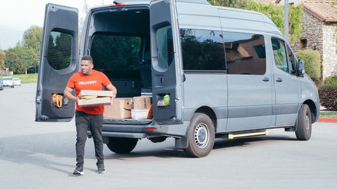 Un homme debout près de la camionnette