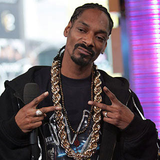 Snoop dog avec une grosse chaîne de corde en or