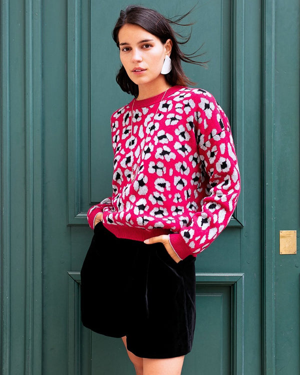 pull femme fuchsia avec motif leopard jacquard en argent et noir, col rond, manches longues-allrich