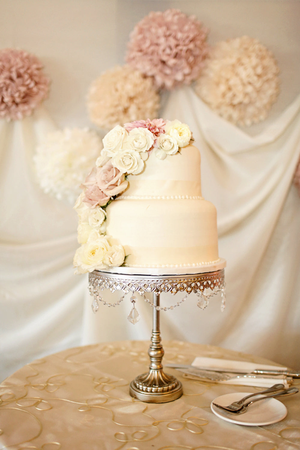 ivory wedding cake antique silver chandelier wedding cake stand