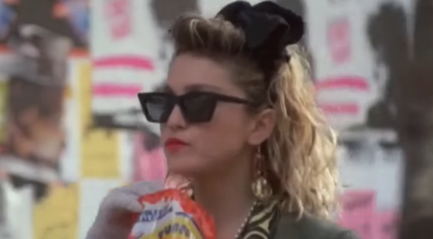 Madonna in "cercasi disperatamente Susan" con scrunchies tra i capelli