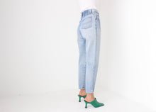 Load image into Gallery viewer, World&#39;s Most Flattering 90s Vintage Light Wash Mom Jeans
