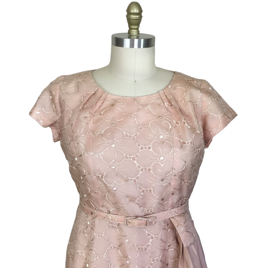 1950s PEACH EMBROIDERED DRESS {WAIST 34 INCHES}– Lo Que Fue Boutique