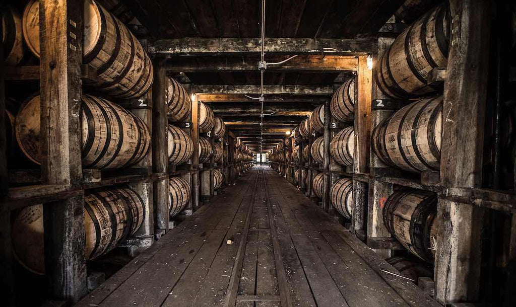 Schlafende Fässer im Rickhouse von Jack Daniels, Tennessee