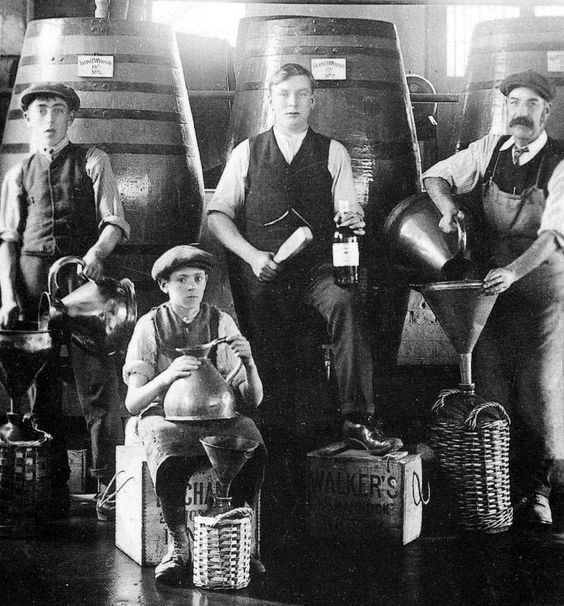 Junge Burschen bei der Arbeit in der Cardhu Distillery in vergangenen Zeiten