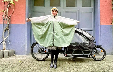 Regenponcho voor dames bakfiets met capuchon over fietshelm