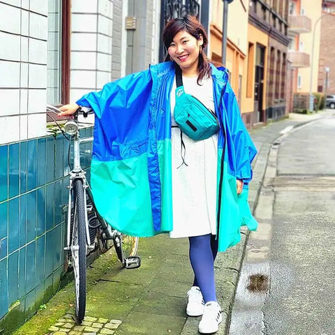 Stijlvolle regenponcho in blauw turquoise voor tijdens het fietsen