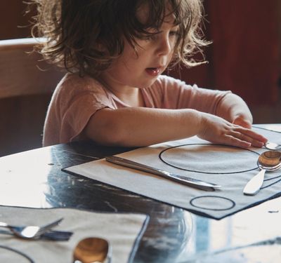 enfants utilisant les activités montessori ma vie pratique