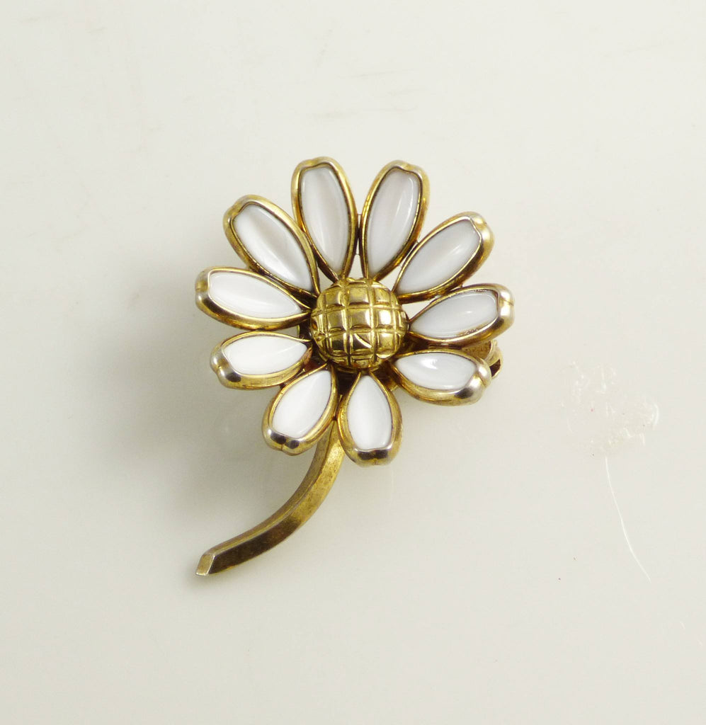 Home / Brooch / Crown Trifari White Glass Daisy Pin, Milk Glass