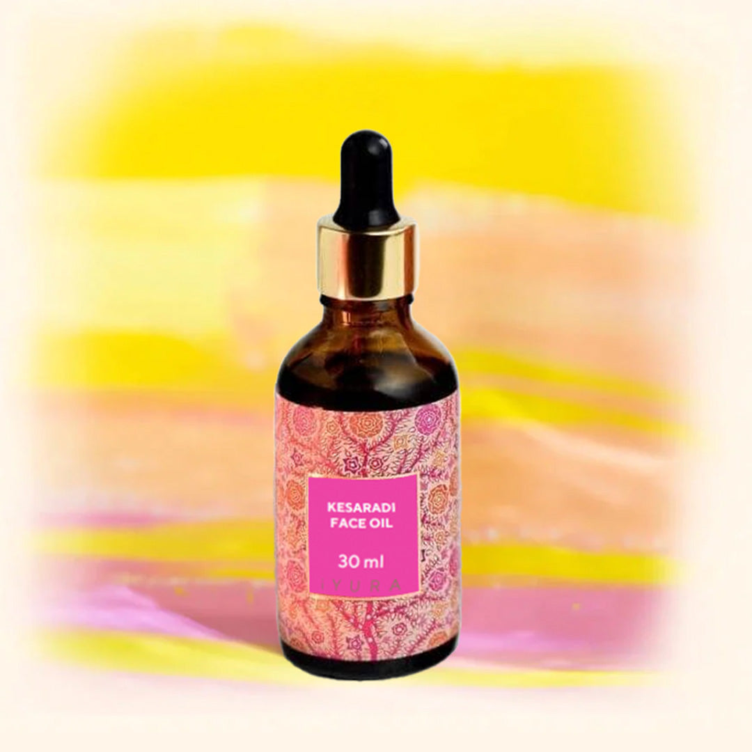 Flacon d’huile pour le visage Kesaradi de 30 ml sur un fond coloré jaune et rose