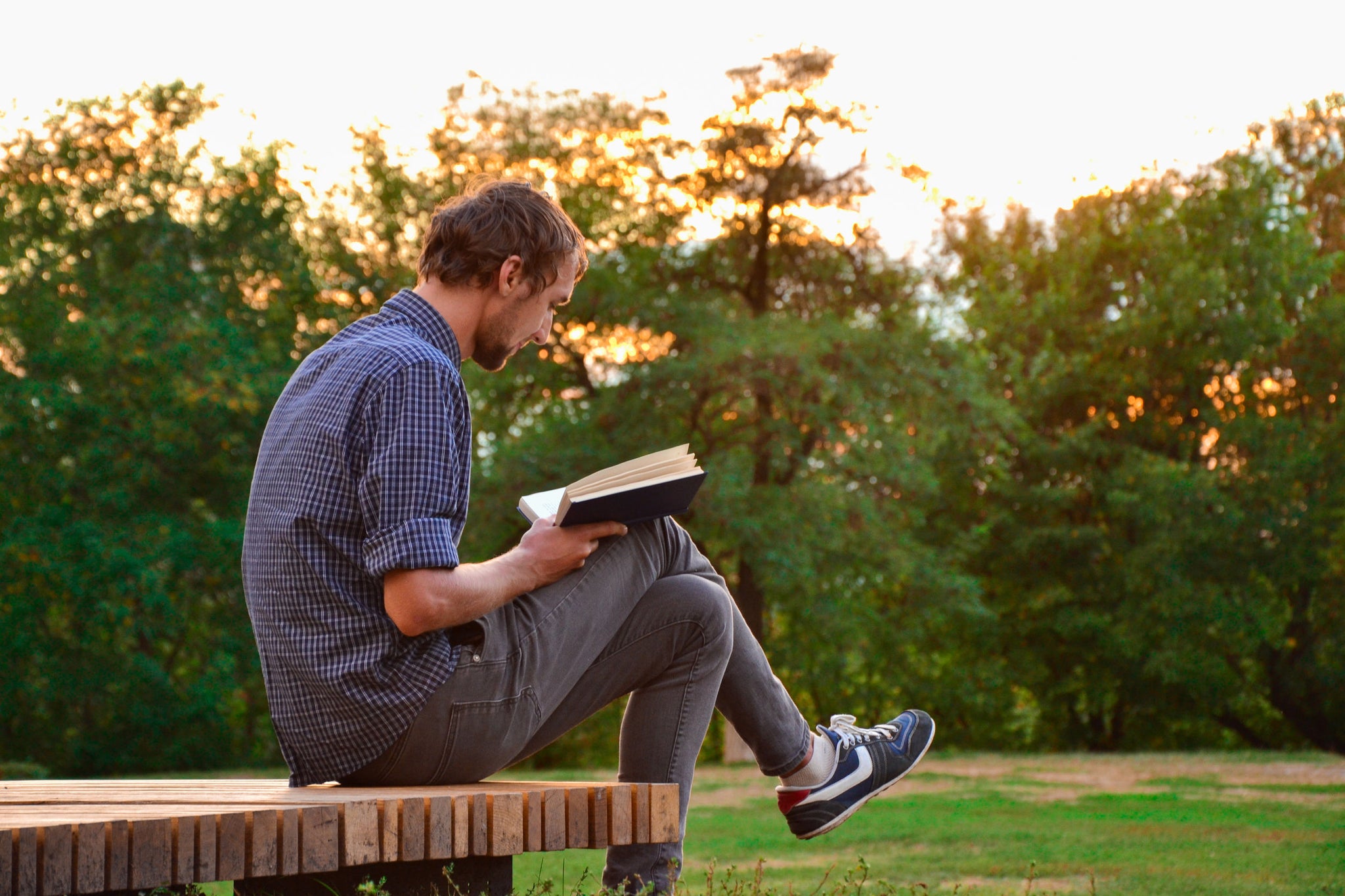 Делает вид что читает. Человек сидит с книгой. Чтение на скамейке. Чтение книги в парке. С книжкой на скамейке.