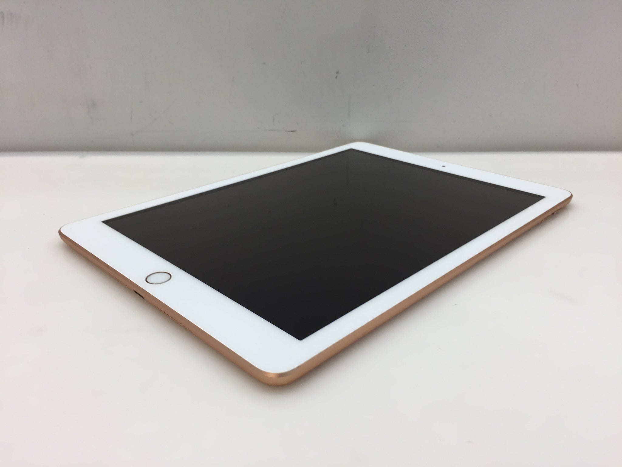 Apple iPad 6th Gen. 32GB, Wi-Fi, 9.7in MRJN2LL/A - Gold – NT