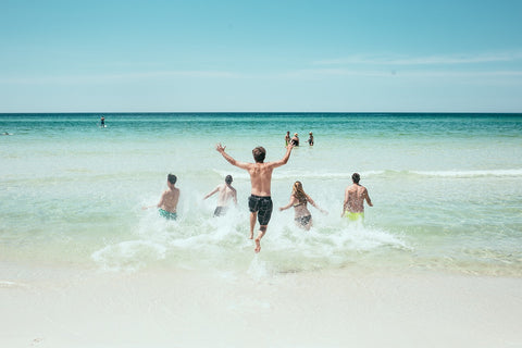 Stand baden Menschen rennen ins wasser