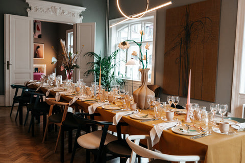 Langbord med borddækning for Kunstsalonen i Getamas showroom ved Marmorkirken i København. 