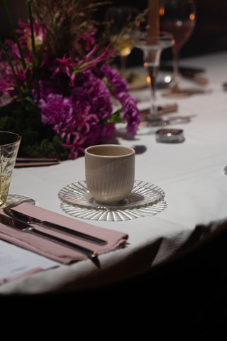 Lyserøde toner i en feminin borddækning for Loreal Paris