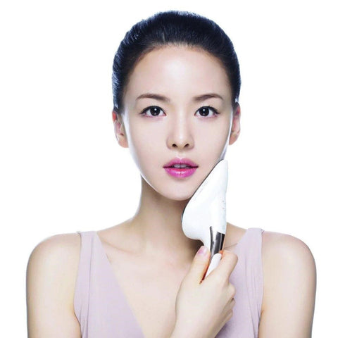 Woman using DPC Skin Iron - Best skincare for pigmentation Malaysia - BeautyFoo Mall