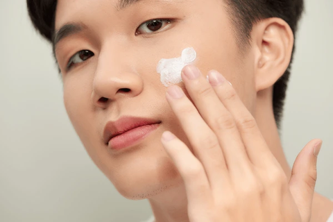Man applying sunscreen on face - Best Men Skin Care Malaysia Routine - beautyfoomall.com