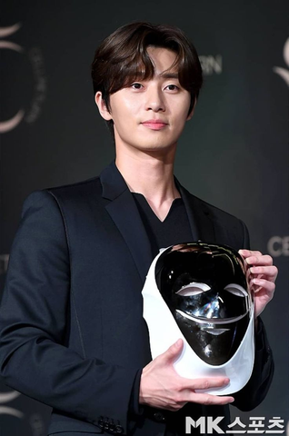 Park Seo-joon holding Cellreturn LED mask Platinum - Best Men Skin Care Malaysia Routine - beautyfoomall.com