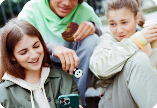 groupe de trois adolescents sur l'application Money Walkie