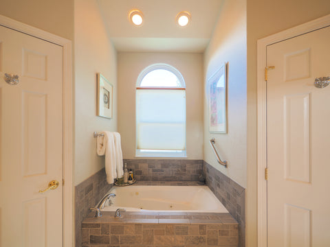large bathtub in bathroom, real estate photography
