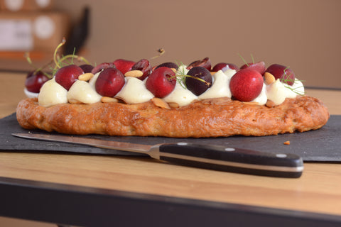 Coca de San Juan Vegana y Sin Gluten sabor crema de vainilla con cerezas