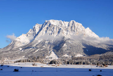 Berg beziehungsweise die Zugspitze mit strahlend blauen Himmel