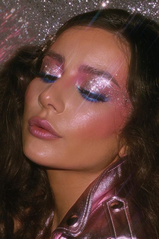 Glittering eyeshadows, sparkling lips, and body glitter celebrated playfulness and artistic expression