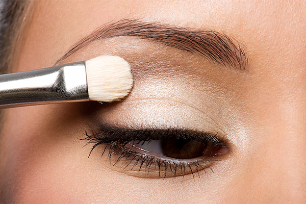 Applying primer to your eyes