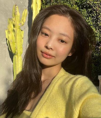 Jennie is usually seen with clean makeup look