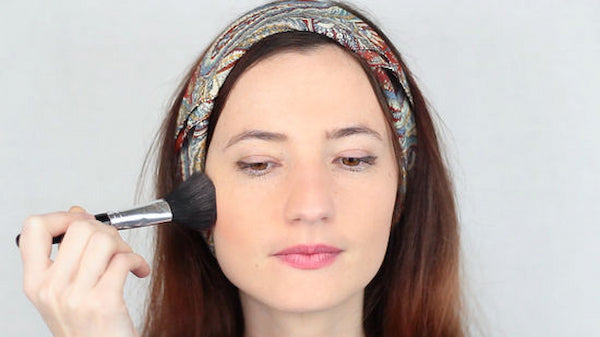 Achieve a flawless makeup look with this skin-loving face powder