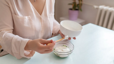 Using yogurt to remove dandruff is a safe and easy method to do at home.