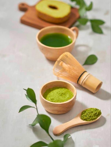 Green tea, abundant in antioxidants, contributes to promoting hair growth, imparting moisture and shine, and aiding in the management of dandruff.