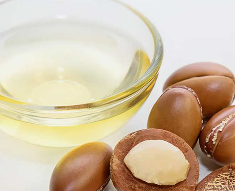 Eggs are packed with protein, and combined with argan oil, they help restore weak hair, making it strong and glossy.