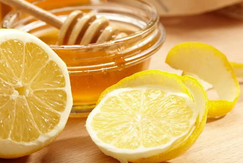 To prepare this delightful concoction, simply mix honey and freshly squeezed lemon juice in the desired proportions.