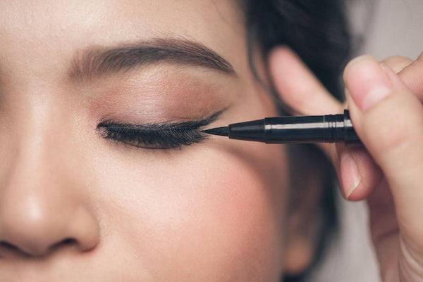 Draw thick or thin lines with D-Up’s easy-to-use liquid eyeliner
