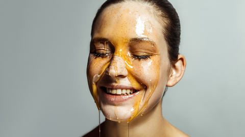 Honey can hydrate your skin, locking in moisture and leaving it feeling soft and smooth