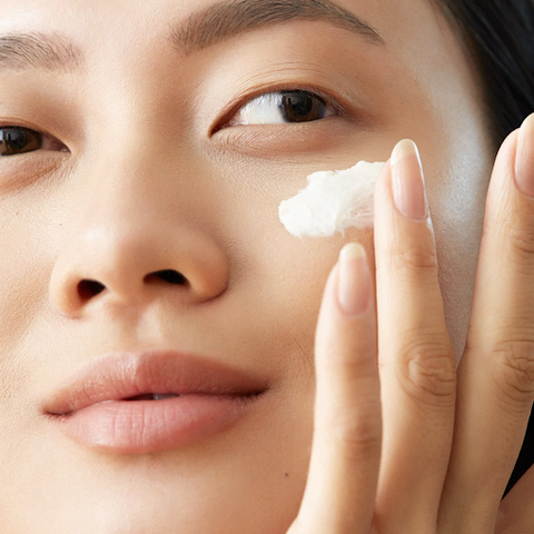 Eye cream cares for fine wrinkles and visible dryness.
