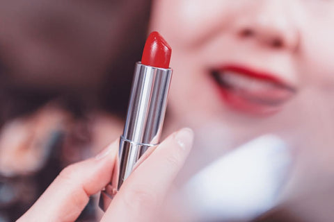 Putting your favorite lipstick of pink or coral can add the vibrancy and cuteness to your makeup.