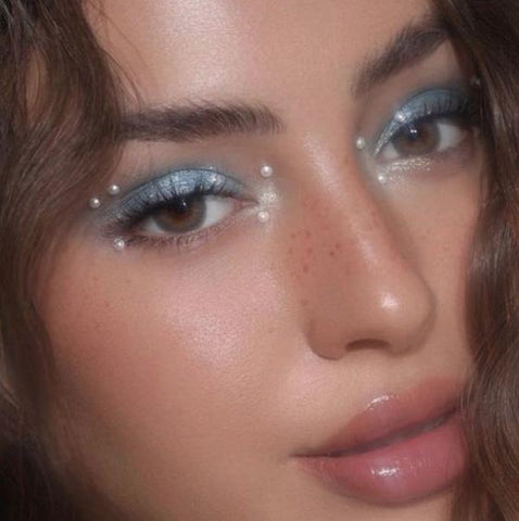 Gem-like and glittering eyes still be one of hottest 2023 makeup trends