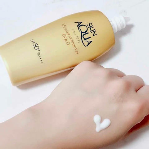 This Japanese sunscreen features a lightweight texture, providing skin moisture, quick absorption, and preventing a sticky sensation upon application.