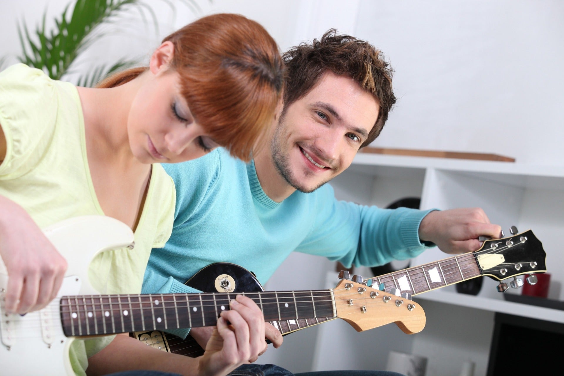 Hombre que comienza a tocar la guitarra