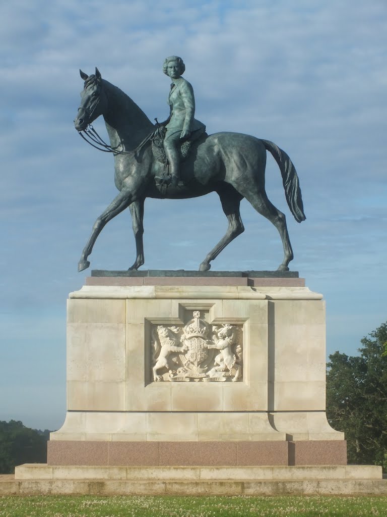 Equestrian statue of Elizabeth II, Windsor Great Park by Philip Jackson