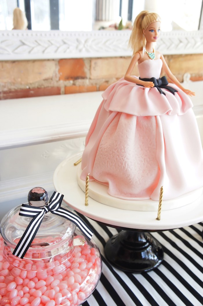 A Slice of Success: Barbie Themed Cake Designs for the Perfect Pink Cake  Celebration em 2023